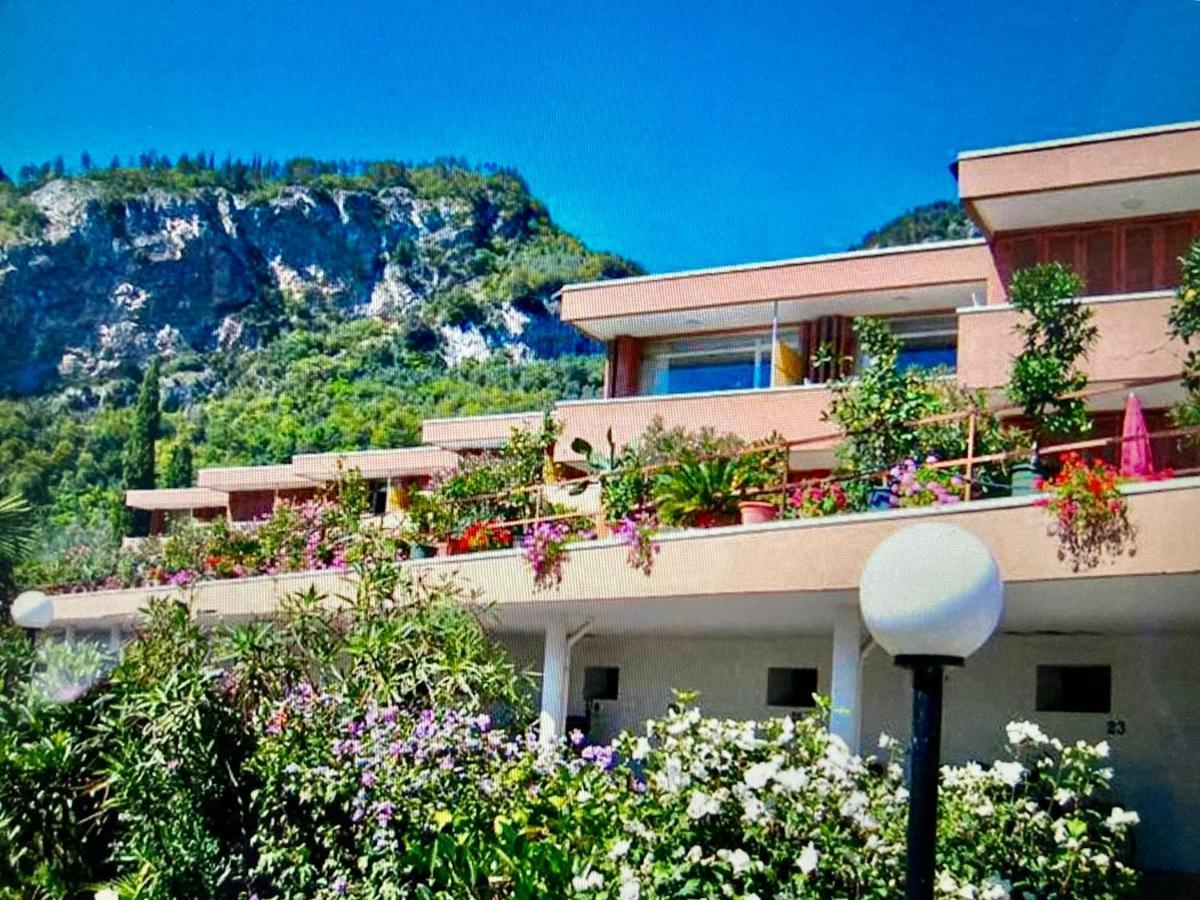 Appartamento Peppino Mit Seeblick Und Pool Riva del Garda Ngoại thất bức ảnh